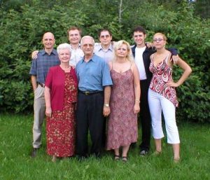 Raymond's brother Leonard and his large family, standing outside.